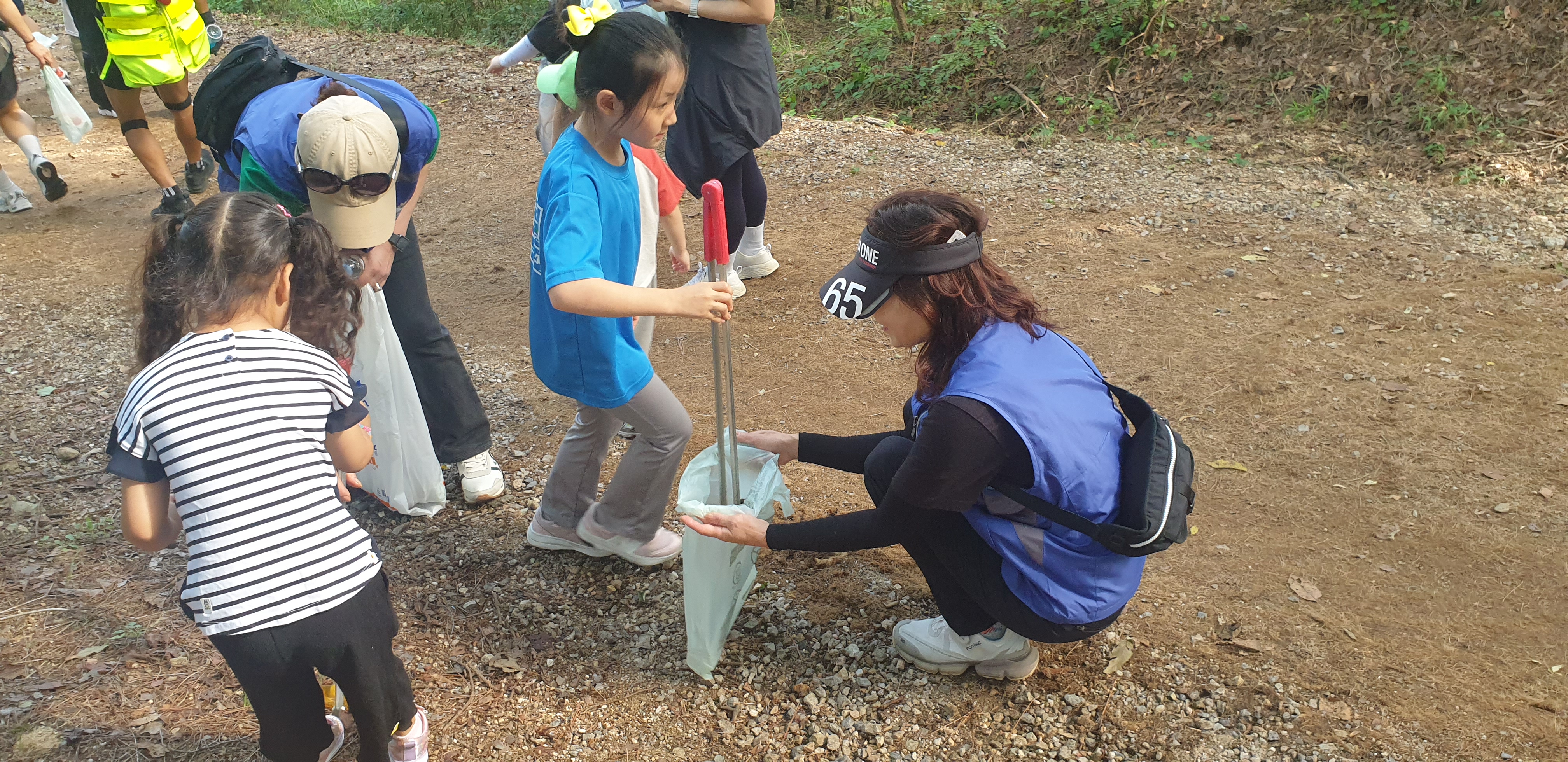 연수구 동춘1동 주민자치회는 지난달 27일 도시 청결과 주민 화합을 위해 봉재산 둘레길 가족 걷기 행사를 했다